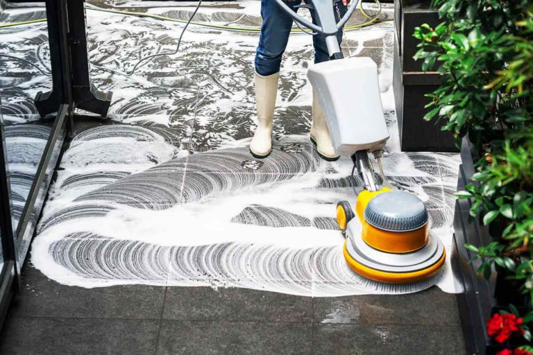 Terrassenreinigung | Alle Schritte, Häufigkeit, Privat & Gewerbe